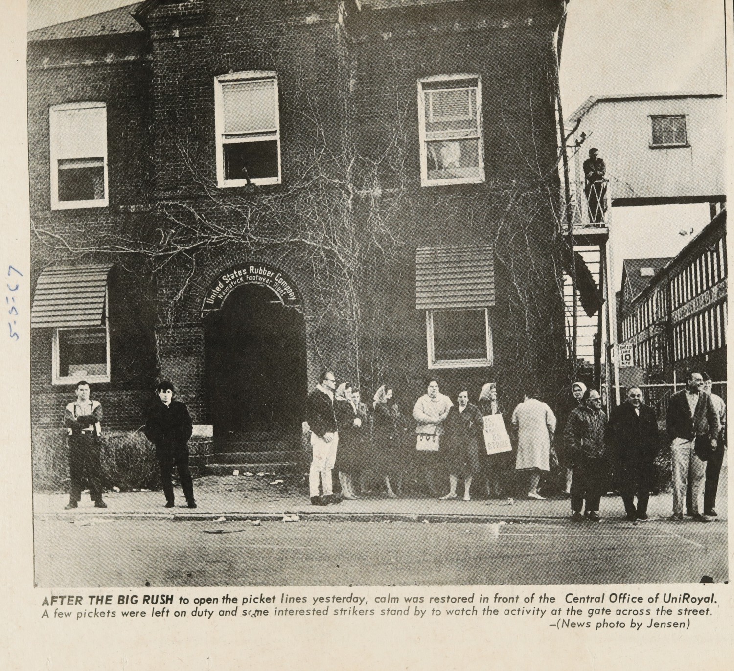 After the big rush to open the picket lines yesterday, calm was restored in front of the Central Office of UniRoyal